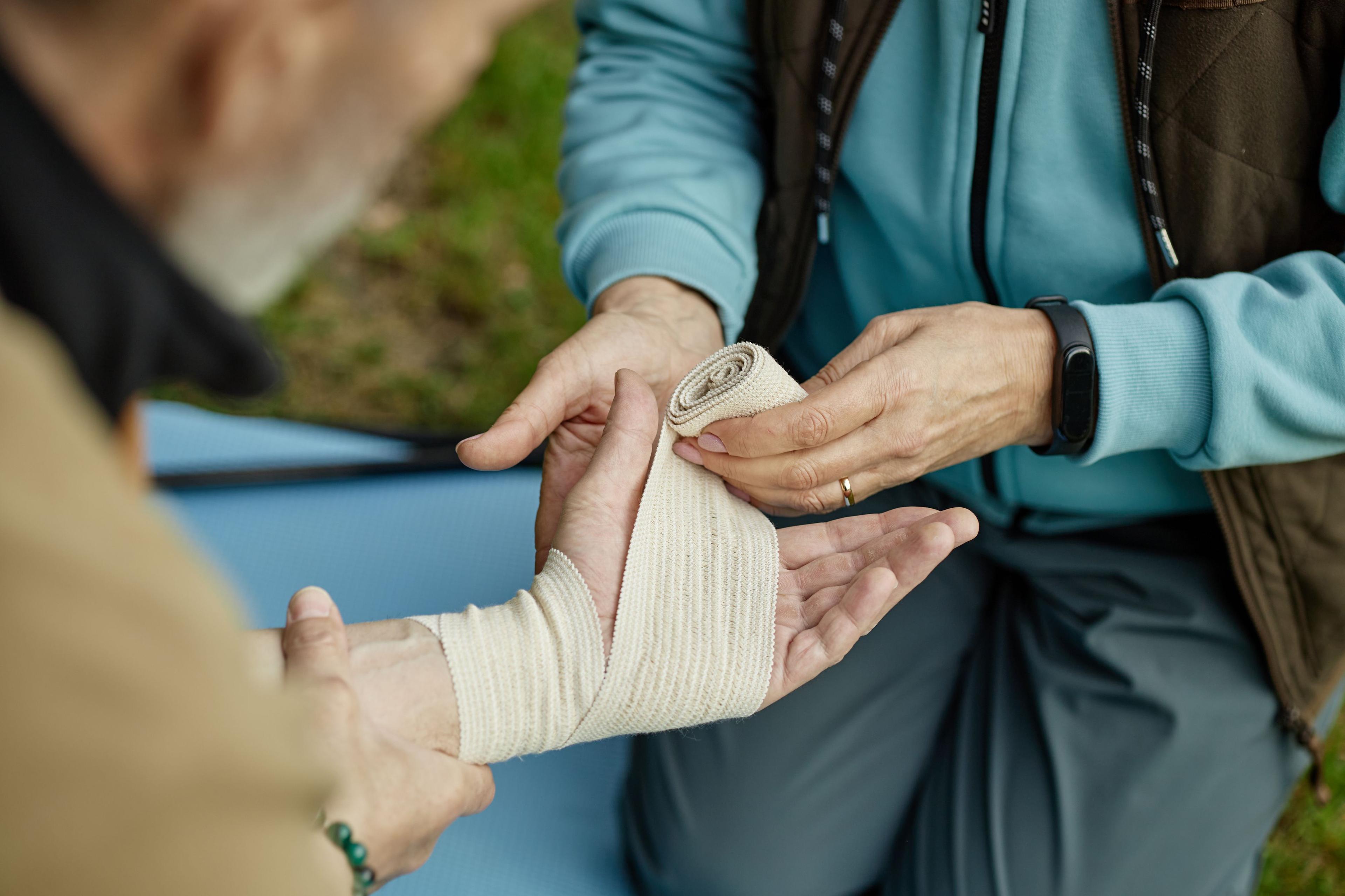 First Aid for Seniors : Helping you Stay Safe, Prepared and Independent at Home